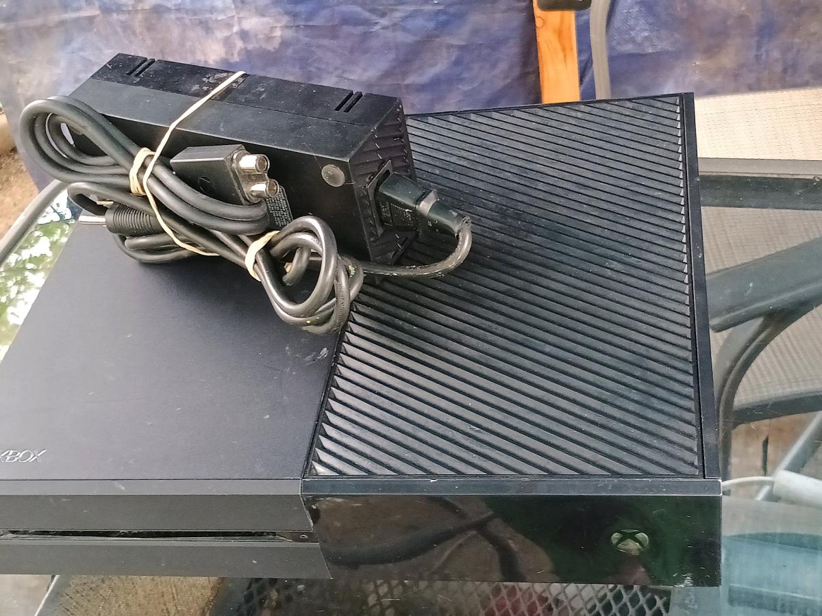 Xbox one consoles and random games - Indianapolis, Indiana - FleaMarketBay