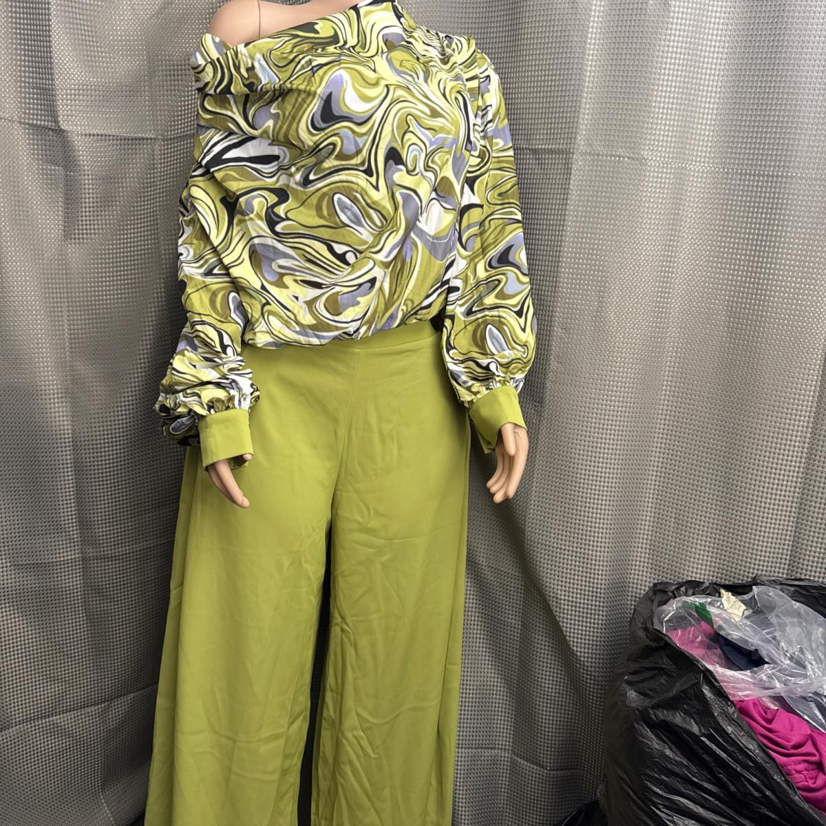 New two piece set beautiful formal beautiful set - Pomona, California - FleaMarketBay