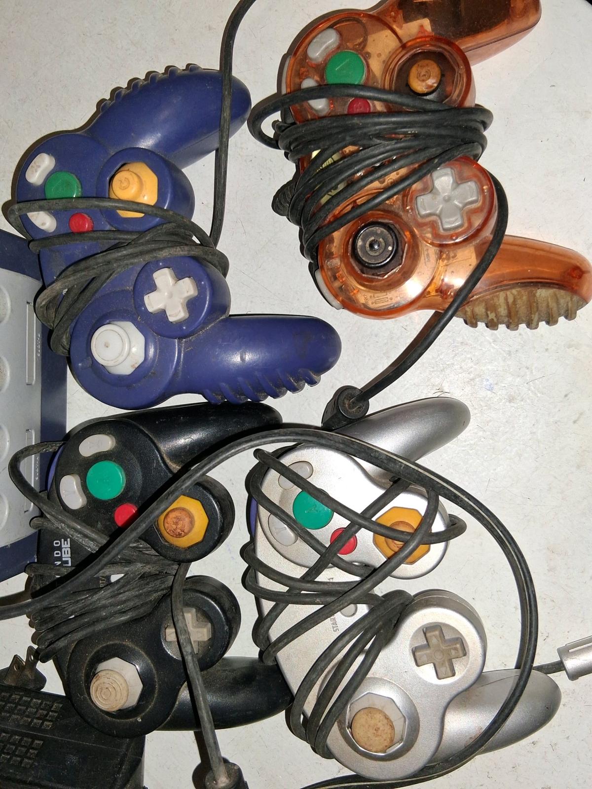 gamecube and 4 controllers - Hemingway, South Carolina - FleaMarketBay