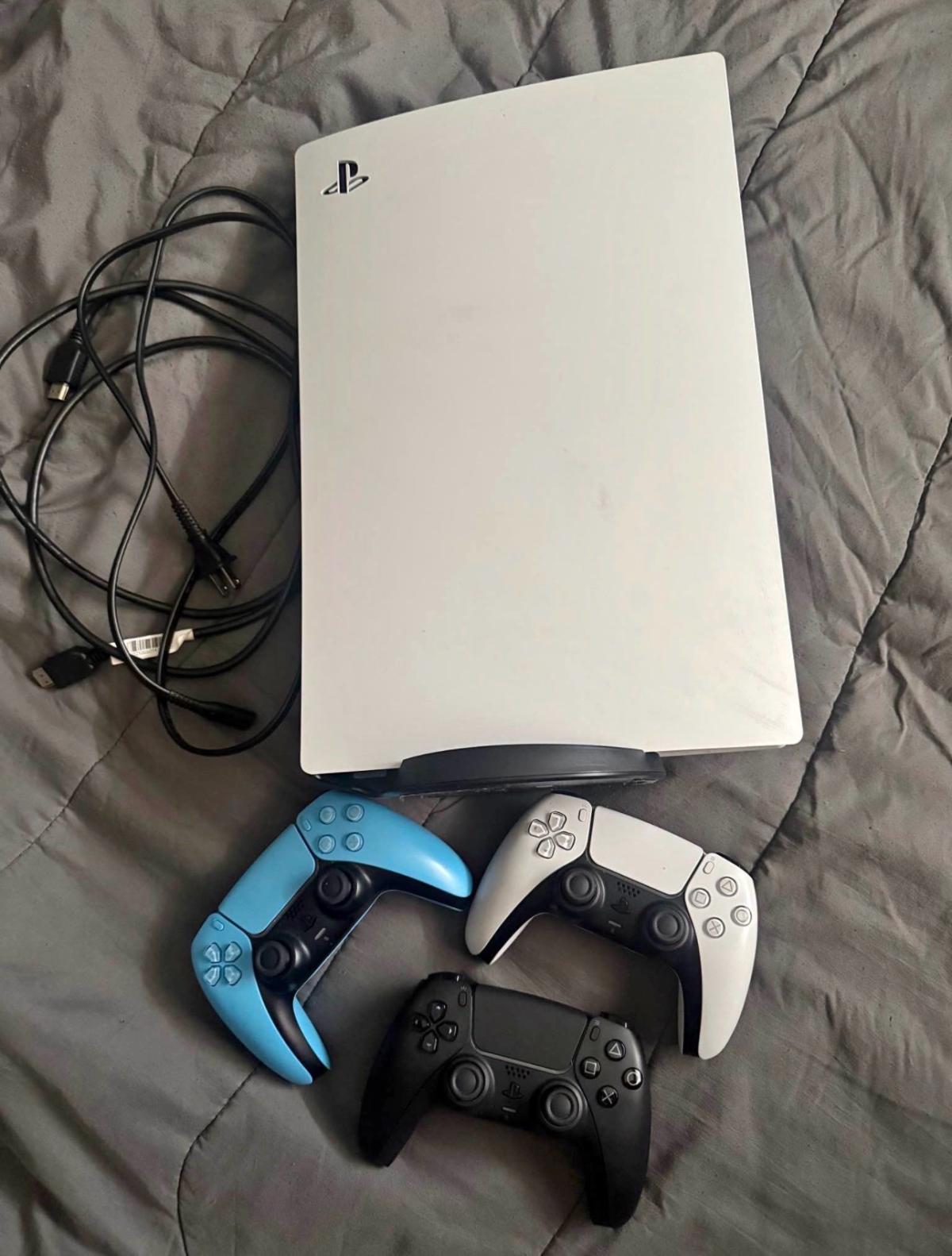 ps5 with 3 controllers - San Antonio, Texas - FleaMarketBay
