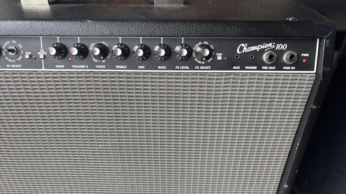 guitar amp fender champion 100 combo amp with pedal and ds1 - Brownsville, Texas - FleaMarketBay