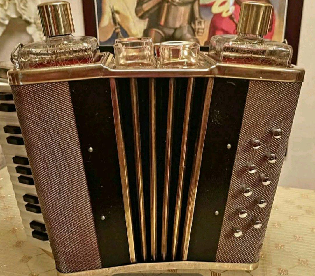 Midcentury accordion music box decanter set - Upland, California - FleaMarketBay