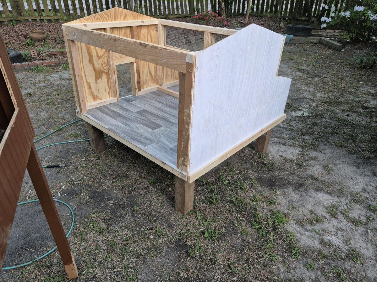 4x4x3 chicken coop - Summerville, South Carolina - FleaMarketBay