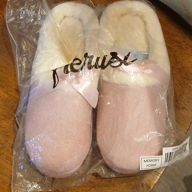 aerusi pink slippers - Angie, Louisiana - FleaMarketBay