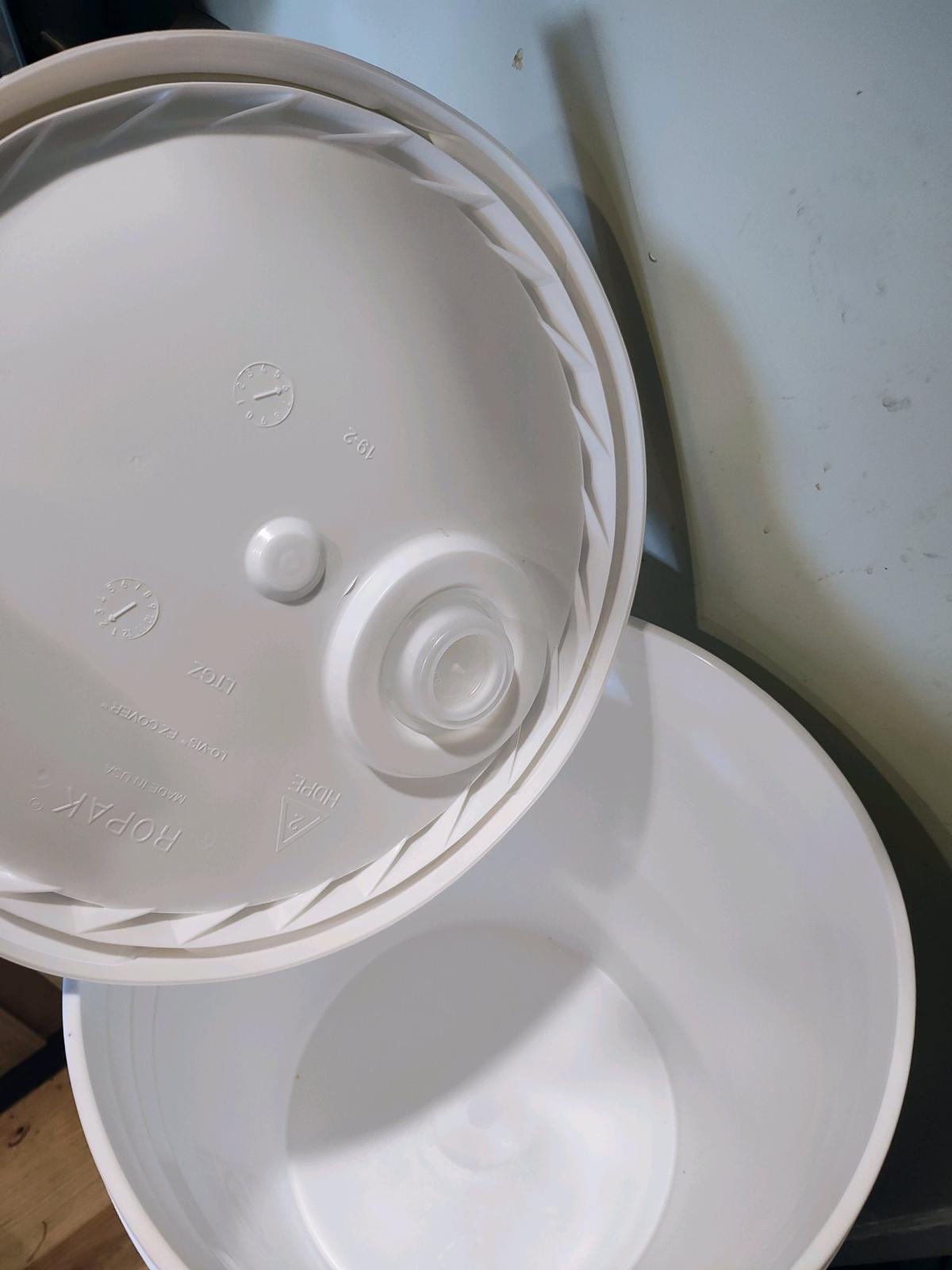 5 Gallon bucket - Drexel Hill, Pennsylvania - FleaMarketBay