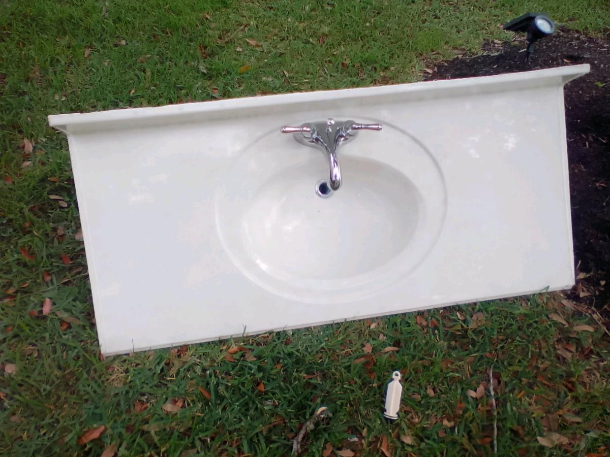 4ft bathroom sink - Conroe, Texas - FleaMarketBay