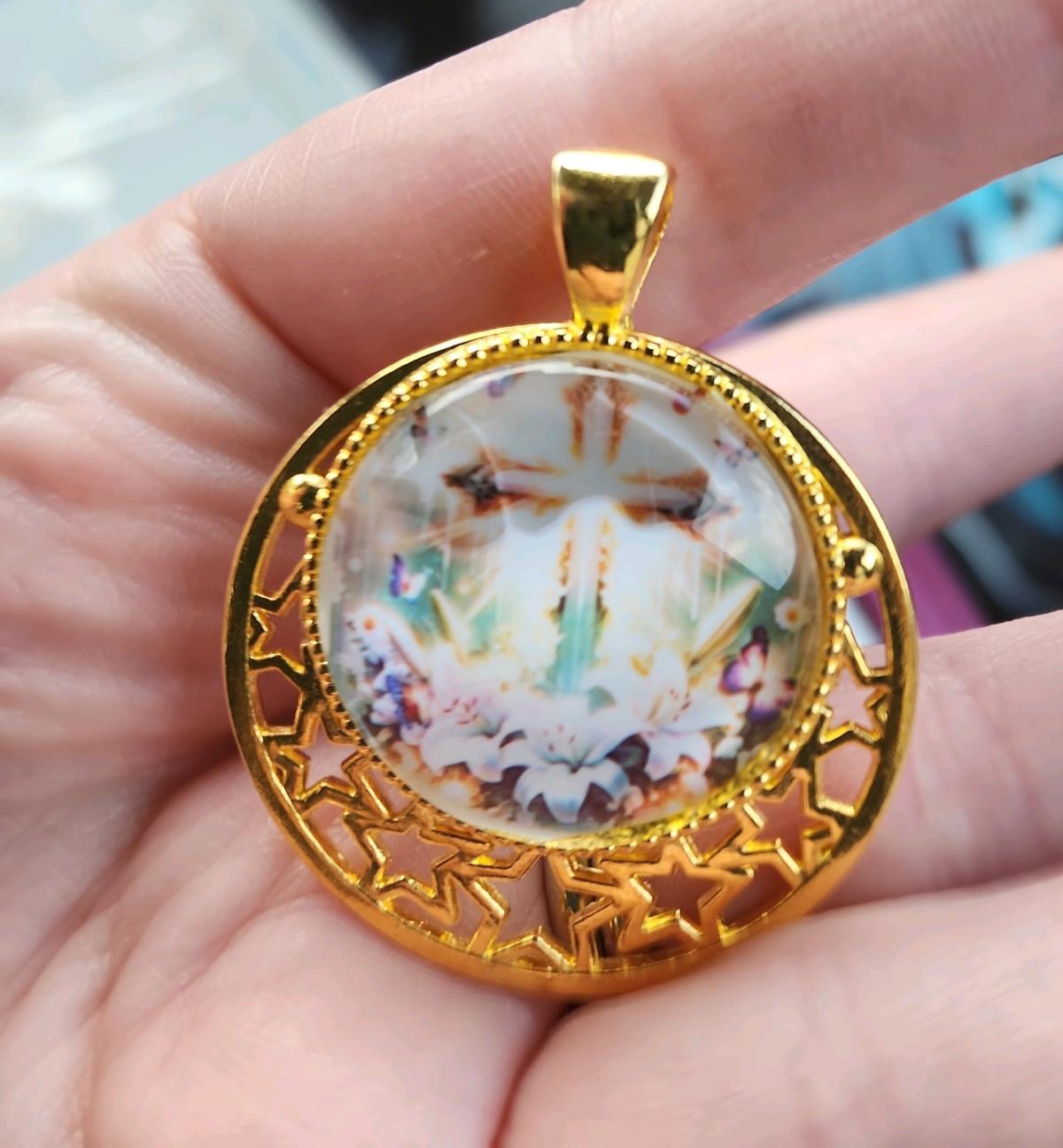 Gold pendant with a cross - Romney, West Virginia - FleaMarketBay