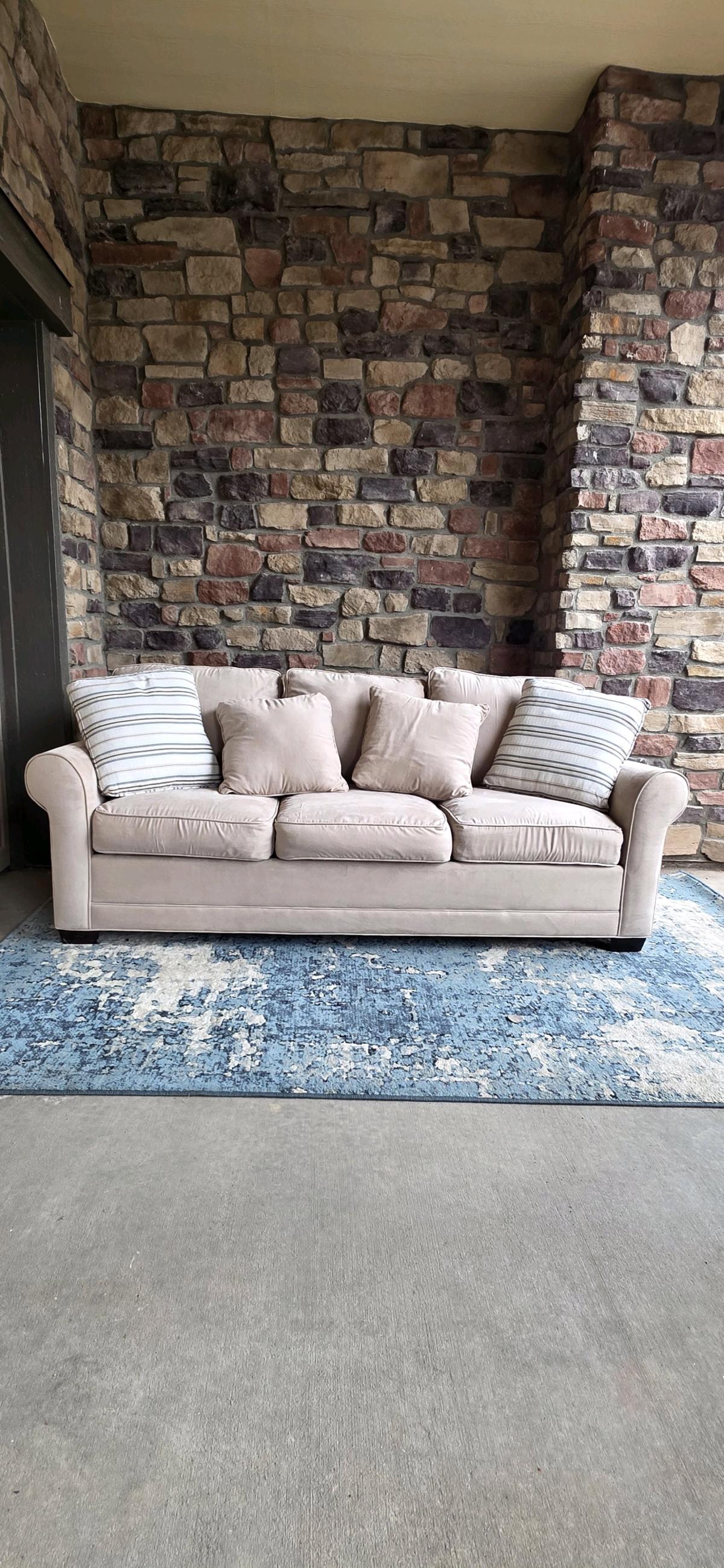 Comfy beige sofa - Aurora, Colorado - FleaMarketBay
