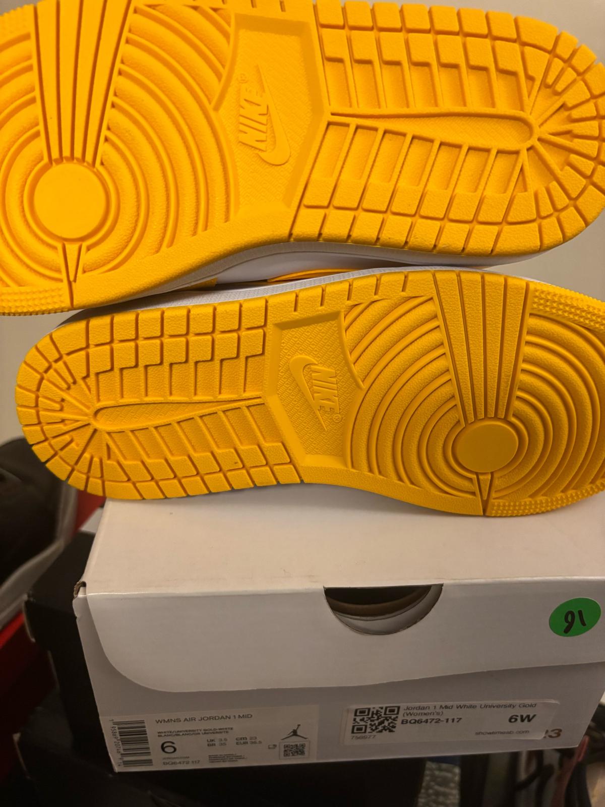 Jordan 1  womens size 6 - Cambria Heights, New York - FleaMarketBay