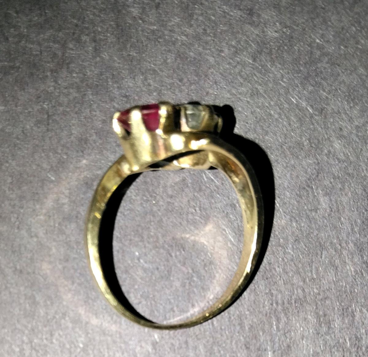 Womens gold ring - Alicia, Arkansas - FleaMarketBay