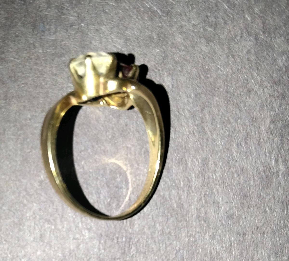 Womens gold ring - Alicia, Arkansas - FleaMarketBay