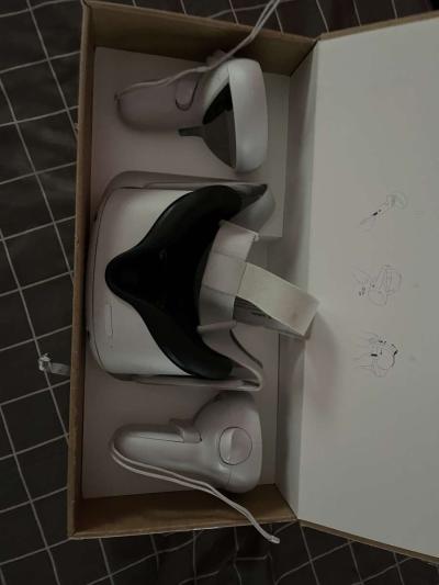 Barely used Oculus Quest 2