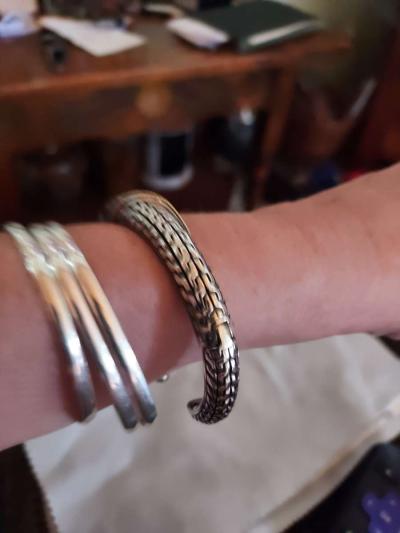 Puka shell inlay hinged cuff of 925 silver solid piece - Thumbnail 5