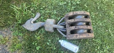 I have a huge wooden 3 wheel Barn pulley - Thumbnail 5