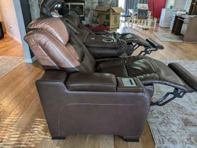 Like new Leather Couch - Thumbnail 4