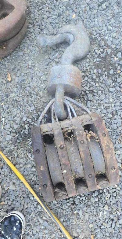 I have a huge wooden 3 wheel Barn pulley - Thumbnail 3