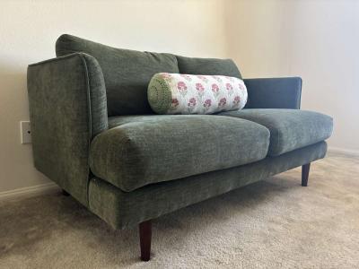 Brand new green couch - Thumbnail 2