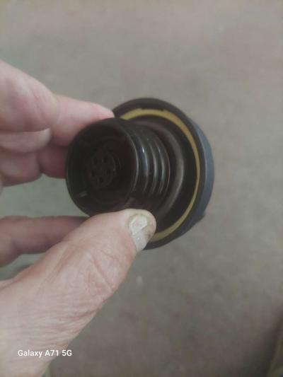 locking gas cap - Thumbnail 3
