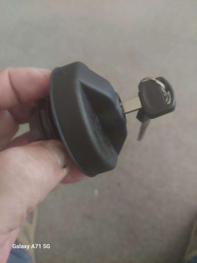 locking gas cap - Thumbnail 4