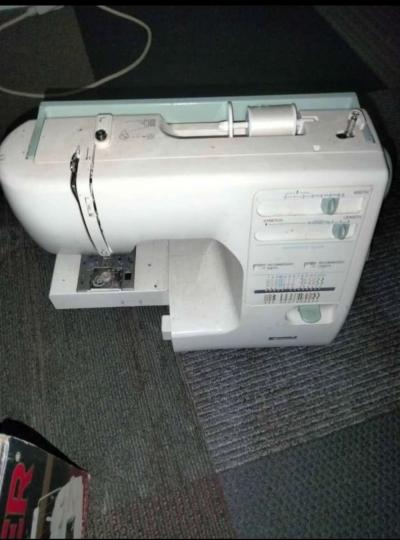 2 Sewing Machines - Thumbnail 6