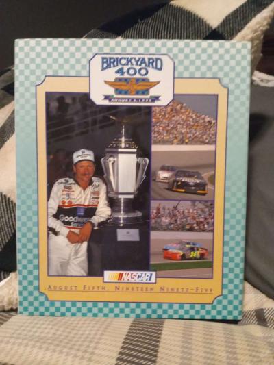 Im Selling 2 books and 2 magazines of dale Earnhardt - Thumbnail 2
