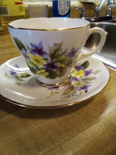 old cups and saucers all I good shape deer isnt old 7dollars - Thumbnail 4