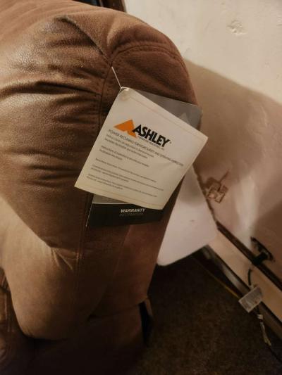 love seat  electric recliners - Thumbnail 2