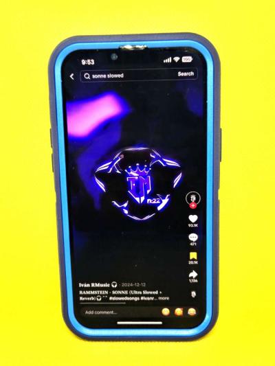Iphone 13 Pro Max with TikTok and Capcut Installed - Thumbnail 5