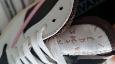 Jordan 1 low travis scotts - Thumbnail 3