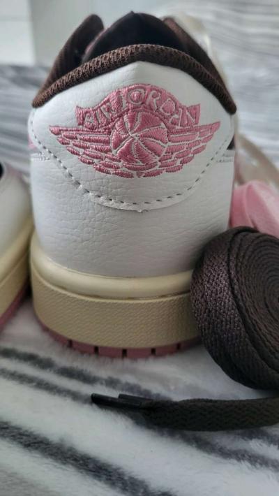 Jordan 1 low travis scotts - Thumbnail 5