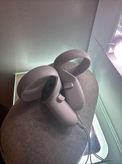 oculus VR headset with case - Thumbnail 3