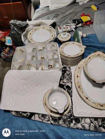 antique vintage teapots and various glassewsre - Thumbnail 2