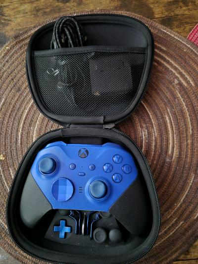 wireless Xbox controller with paddles and case - Thumbnail 3