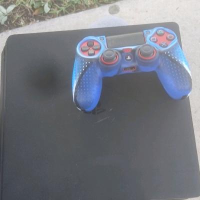 Playstation 4 comes with cord red controller and a full grip - Thumbnail 10