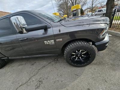 2019 Dodge Ram 1500 quad cab - Thumbnail 8
