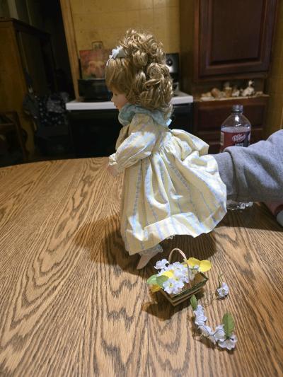 Daisy chain porcelain doll by Ashton drake - Thumbnail 2